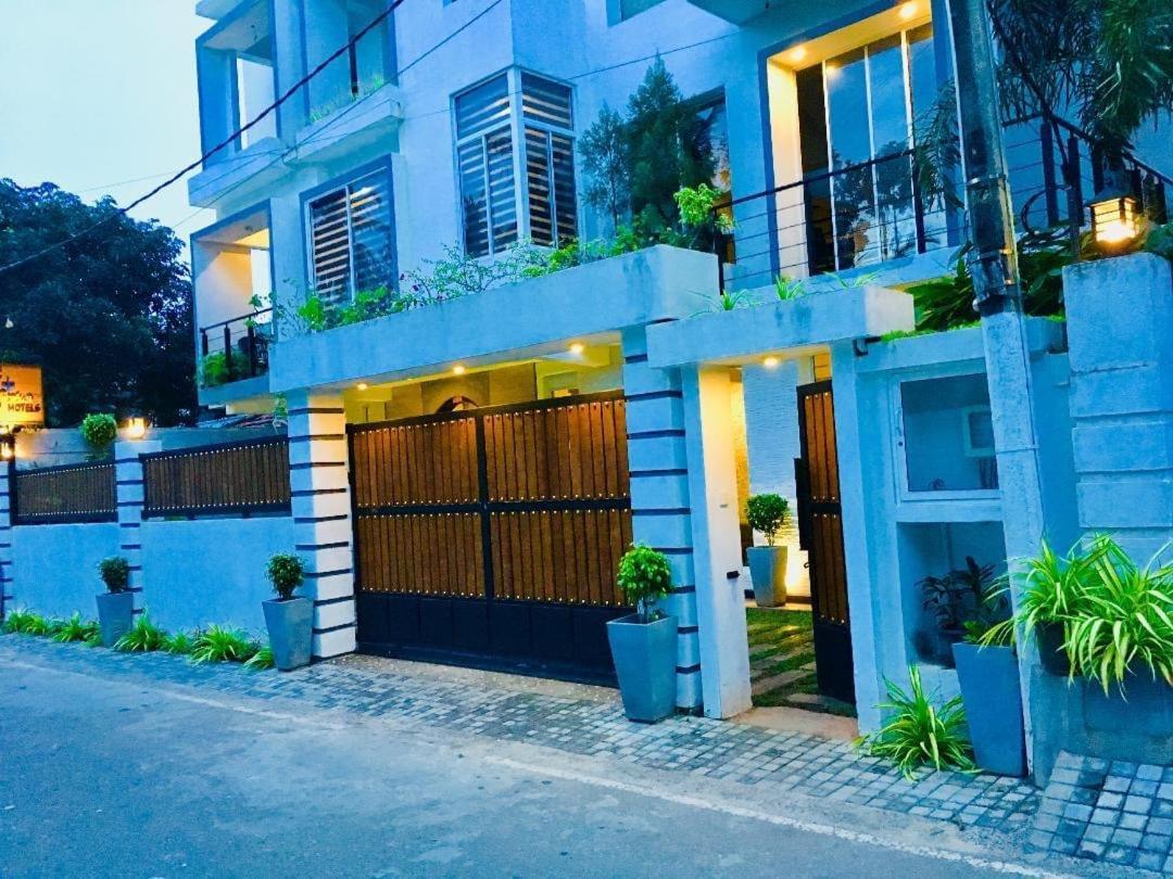 8 Plus Motels 尼甘布 外观 照片