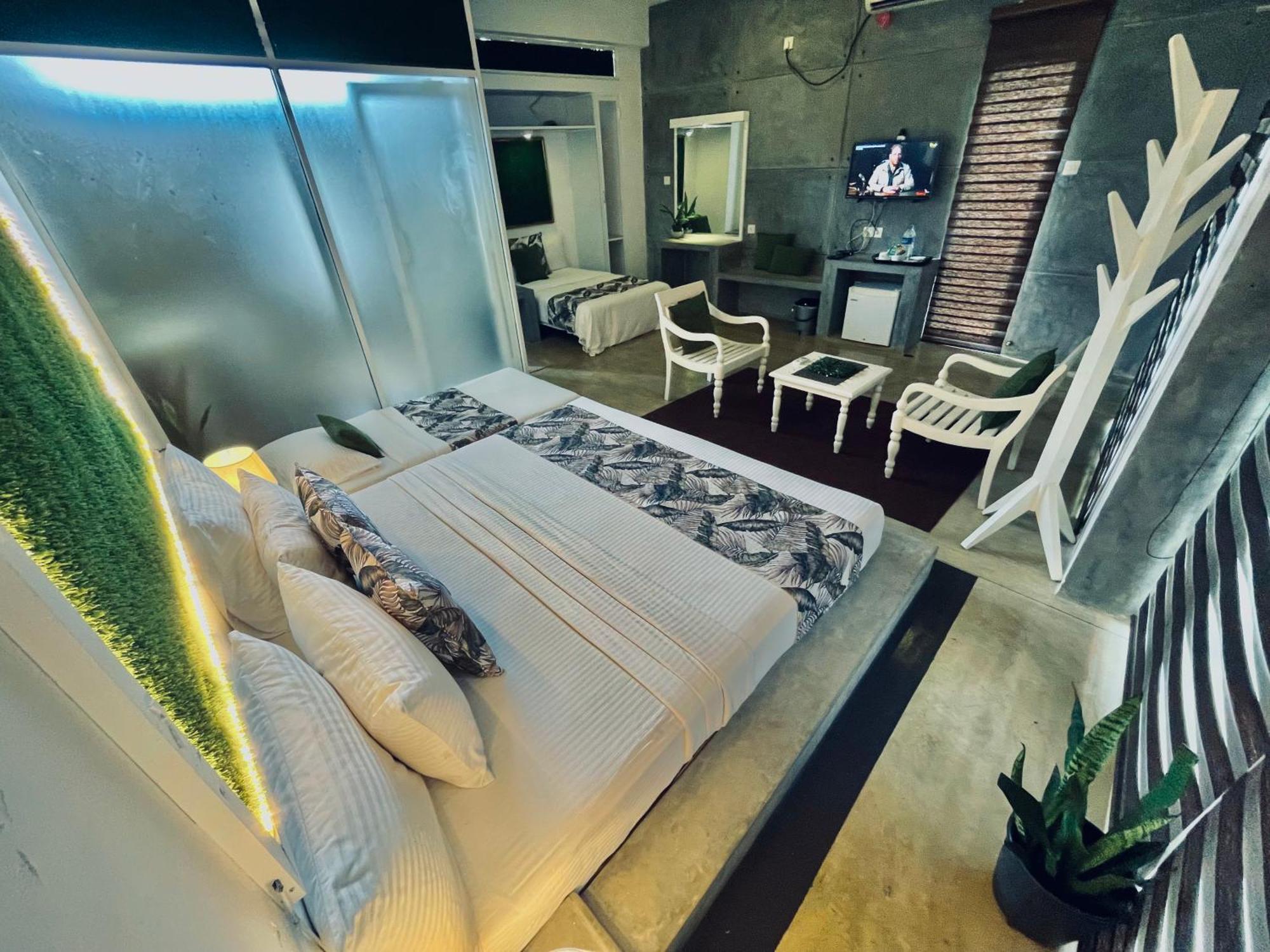 8 Plus Motels 尼甘布 外观 照片